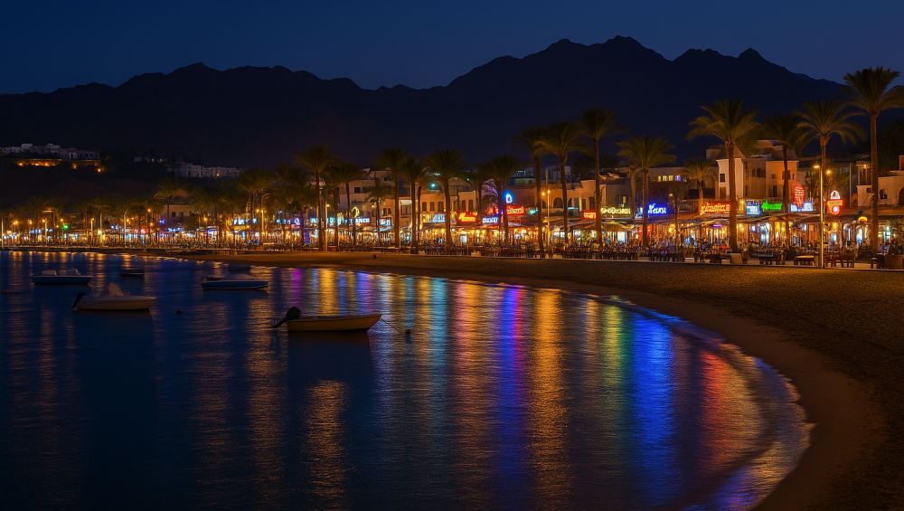 مشهد ليلي مضاء لسوهو سكوير أو ممشى شرم الشيخ في الليل