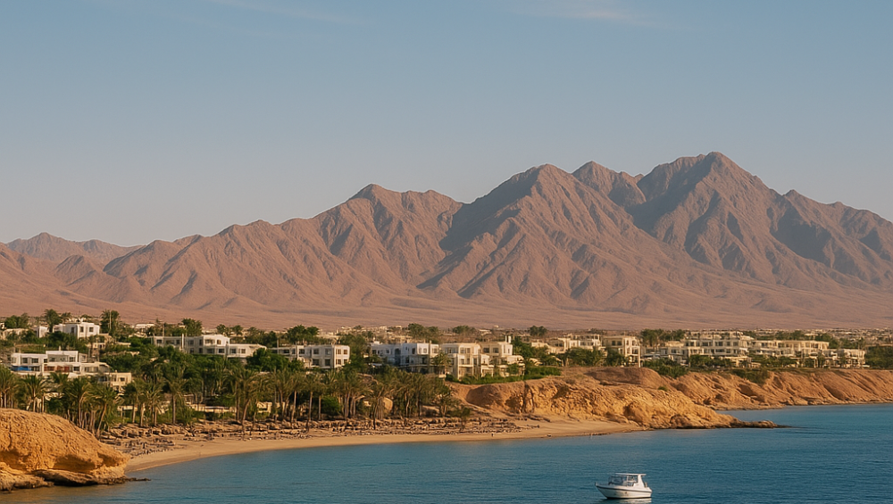 منظر طبيعي في شرم الشيخ في جو معتدل مع بحر صافي وسماء زرقاء